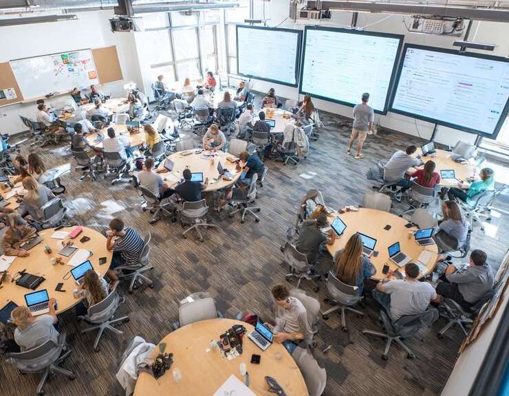Connecter facilement vos appareils mobiles aux projecteurs : tout savoir sur la projection sans fil avec une application dédiée